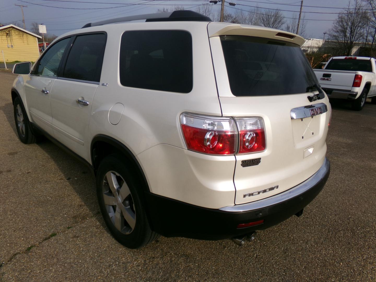 2012 White Diamond Pearl /Tan GMC Acadia SLT (1GKKRRED6CJ) with an 3.6L engine, automatic transmission, located at 401 First NE, Bearden, AR, 71720, (870) 687-3414, 33.726528, -92.611519 - Photo#2